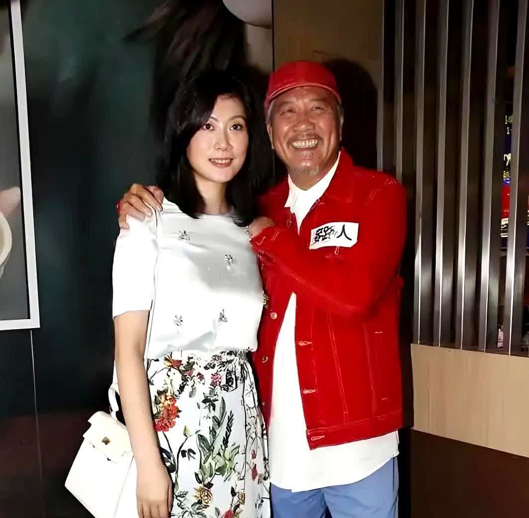 如果让万梓良的前妻恬妞看了这张照片，她会不会一时思绪万千，感慨太多！

没想