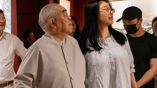 87岁范曾风波后首露面！小50岁徐萌已生子，将与继子女儿断绝关系