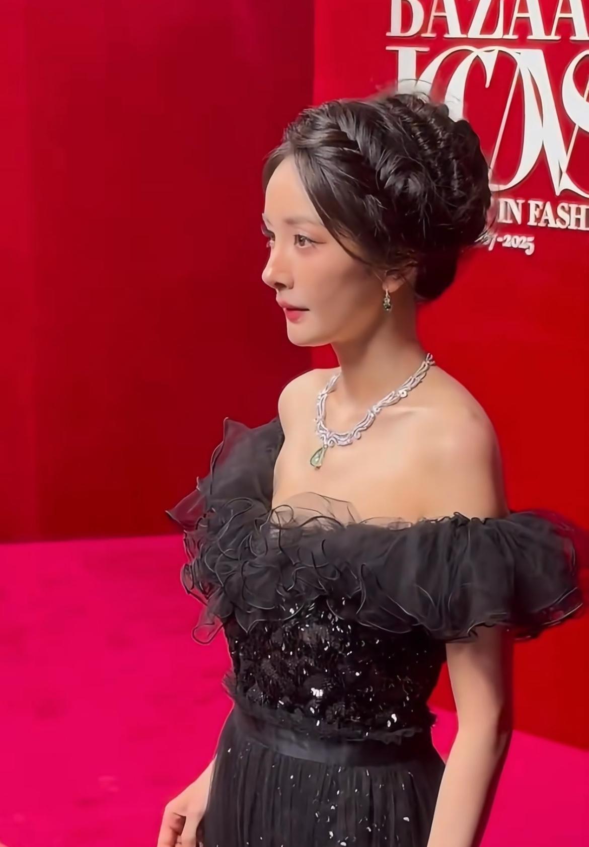 杨幂好久没出来演戏了
一出手就是大制作啊！
这次能和国际巨星章子怡、赵丽颖合作，