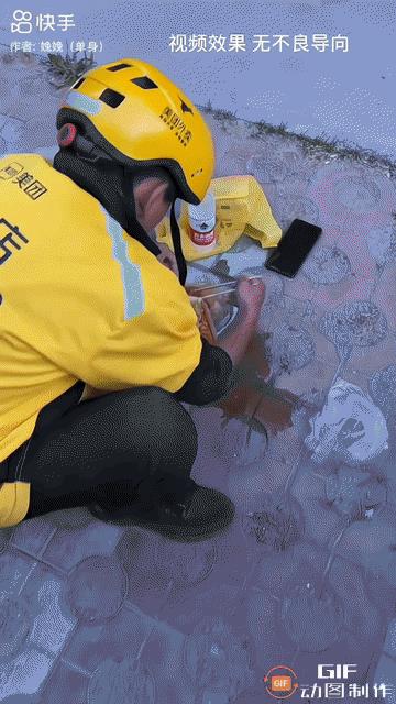 一外卖小哥送餐时不慎弄洒了顾客点的面条，他赶忙蹲下身来整理。他用筷子把面条和鸡蛋