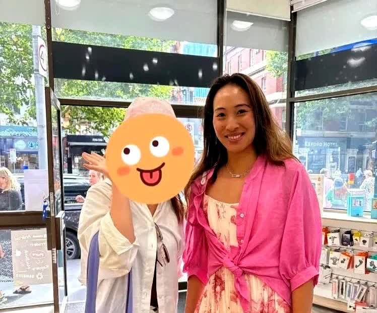 我同事亲眼见过郑钦文，她说，现实中的郑钦文根本不是比赛场上那样的。

同事还
