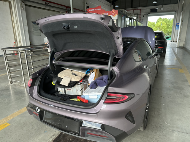 前后备箱大小如何
小米su7的前备箱还是挺大的，深度也很深。就是后备箱感觉小了一