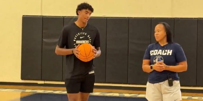 克里斯蒂今天参加独行侠队的球迷训练营，一位小孩问他NBA生涯中最开心的是哪一天？