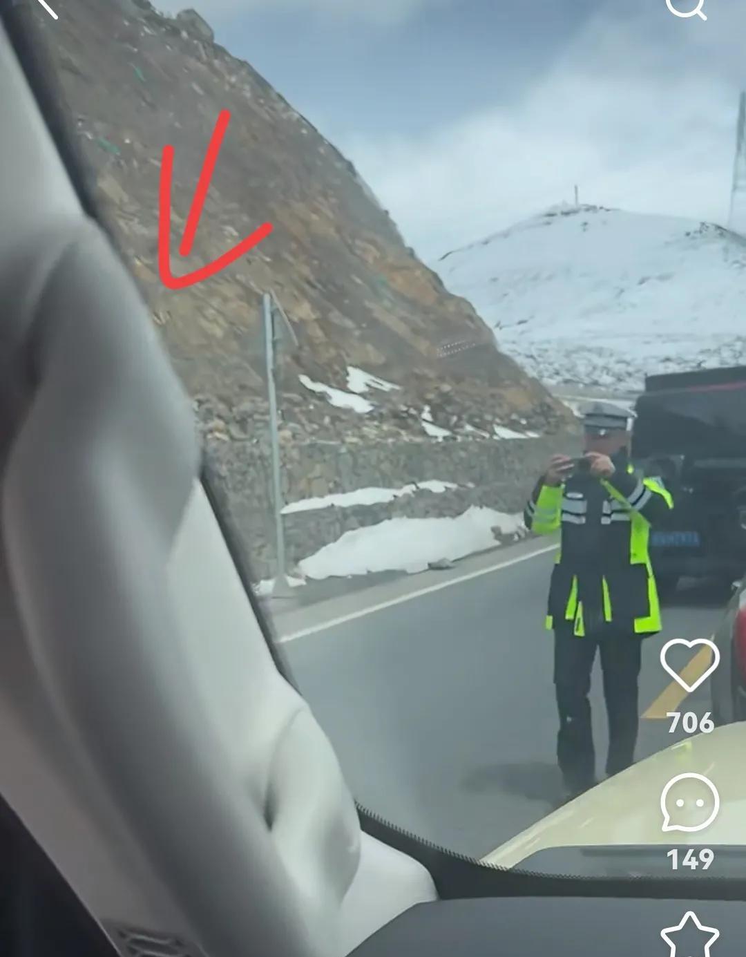 云A的车主，在独库公路上随意停车换人。结果后面的车一直鸣笛四十分钟，堵车都能把两