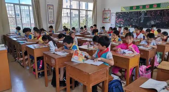 陪读多年回头看，才敢告诉你的几个小学真相！
1、从五年级开始成绩就没有欺骗性了，