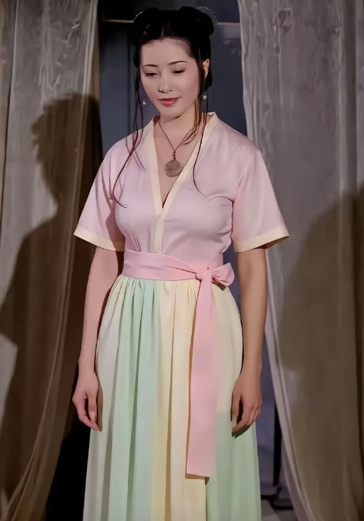 杨思敏的潘金莲是最像潘金莲的潘金莲！
她最成功的就是看到让人过目难忘，潘金莲应该