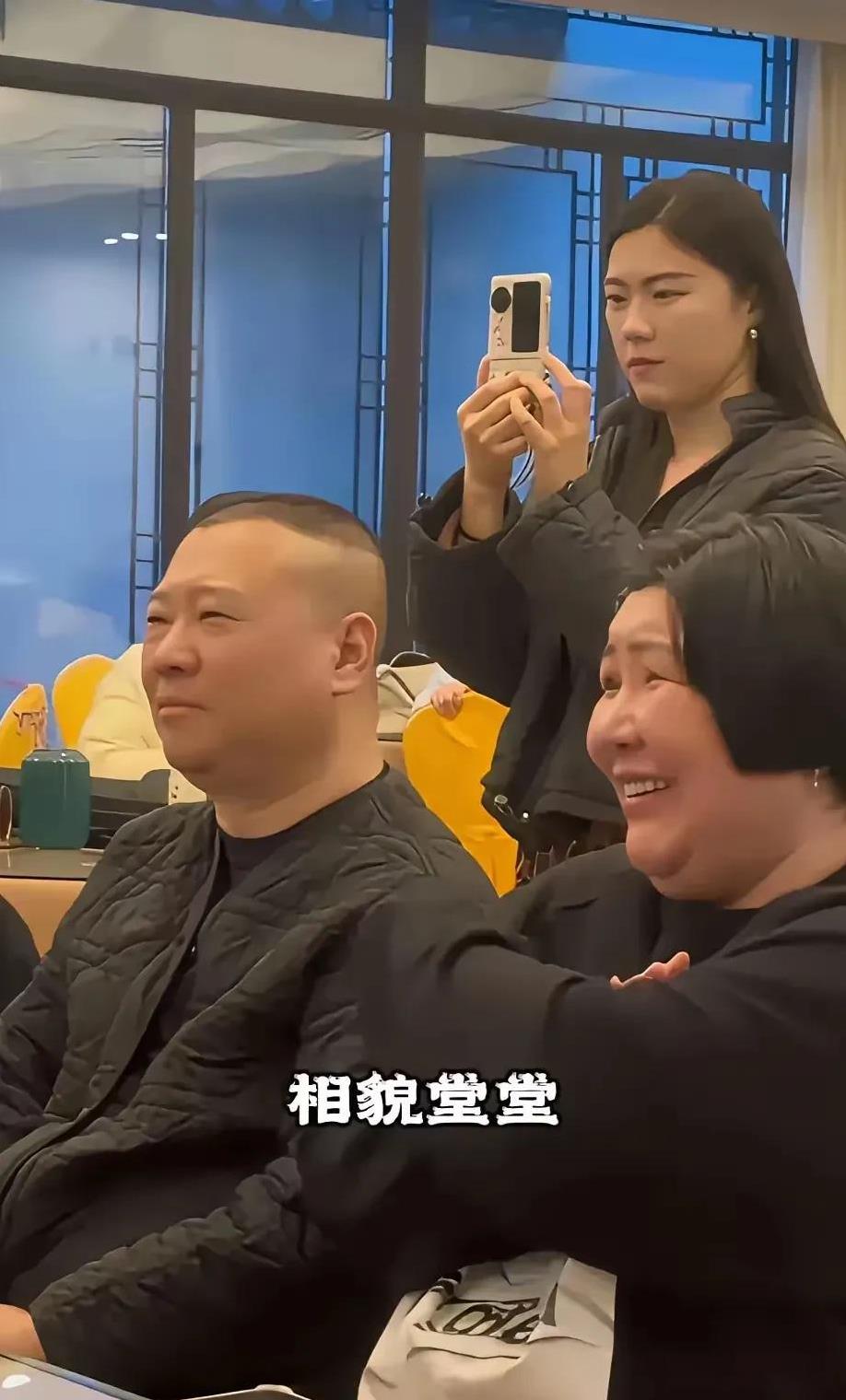 那女的用的什么手机