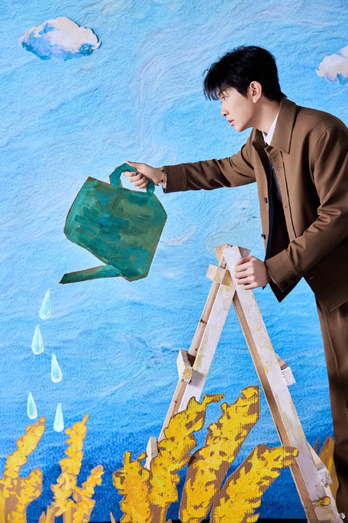 蓝天背景与简约穿搭的组合很有巧思。既保留了个人特色又融入了环境氛围，为接下来的音