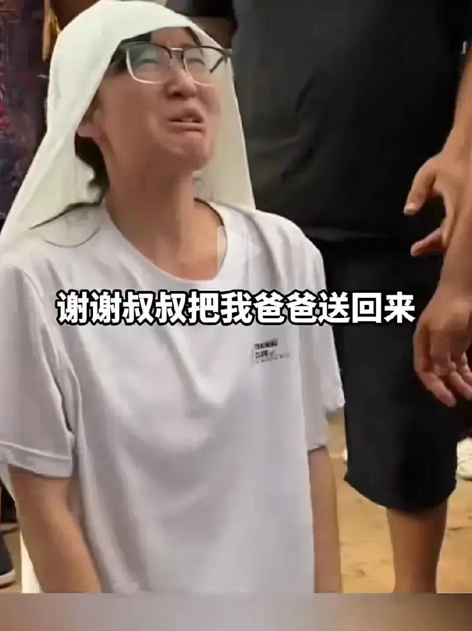 这一幕，看哭了！中国卡友，感动中国[比心]
山东临清卡车司机贾大哥（44岁）在云