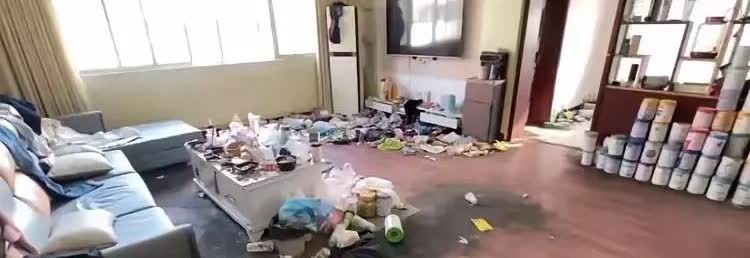 男子出差了半年，临时请假回家休息几天，没想到一进家门发现家里乱七八糟，简直成了垃