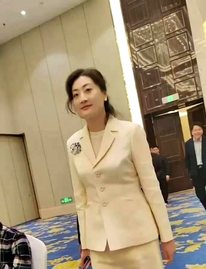 宗馥莉身高气场引热议











我的天哪！宗馥莉这气场简直绝了！光脚