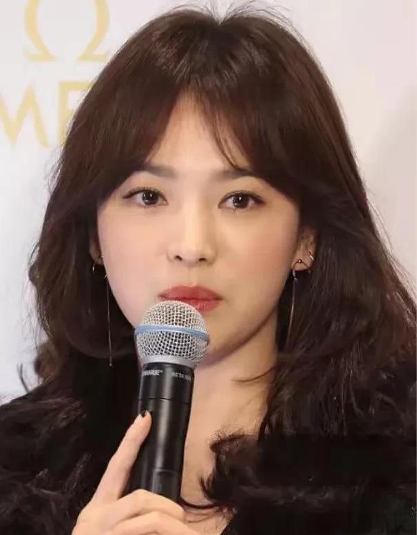宋仲基当年还把他们家的房子，推了重建，让媒体报道这事，故意引导舆论把脏水往宋慧乔