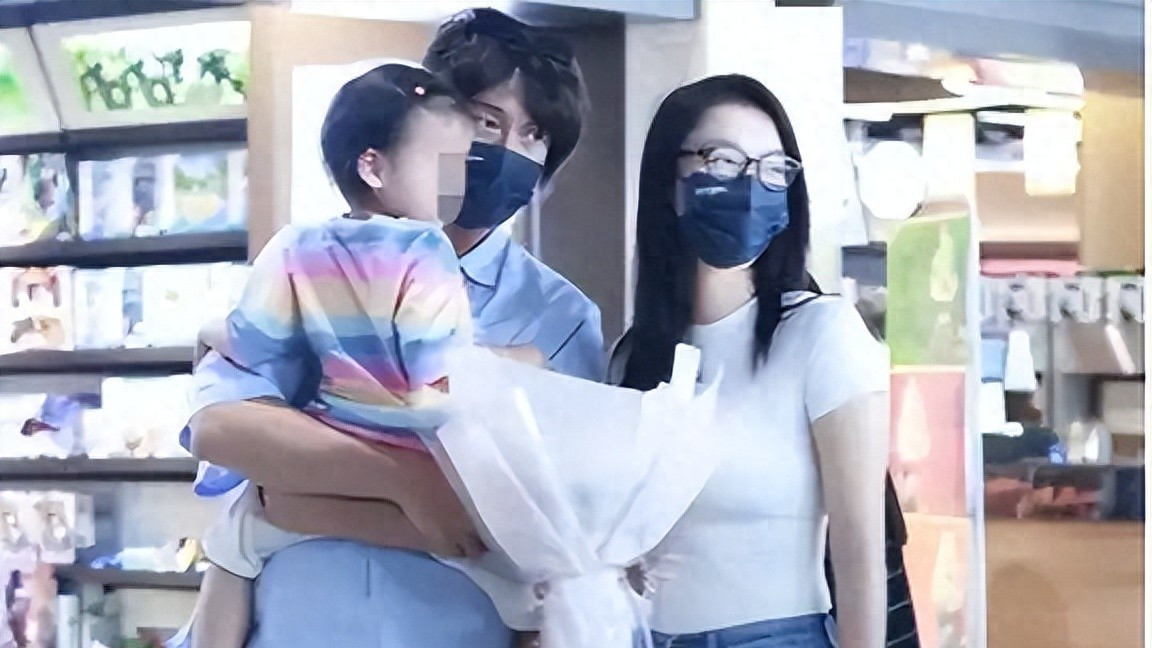 王传君和妻女逛公园，齐溪生二胎后难恢复，身材下垂肚子赘肉显眼