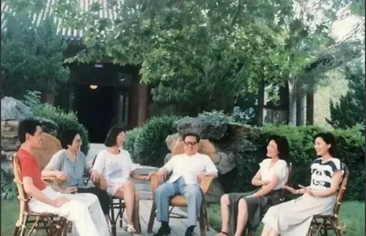 九十年代，乔石同志在北京的一张全家福，乔石当天心情十分愉快，一家人难得聚在一起。