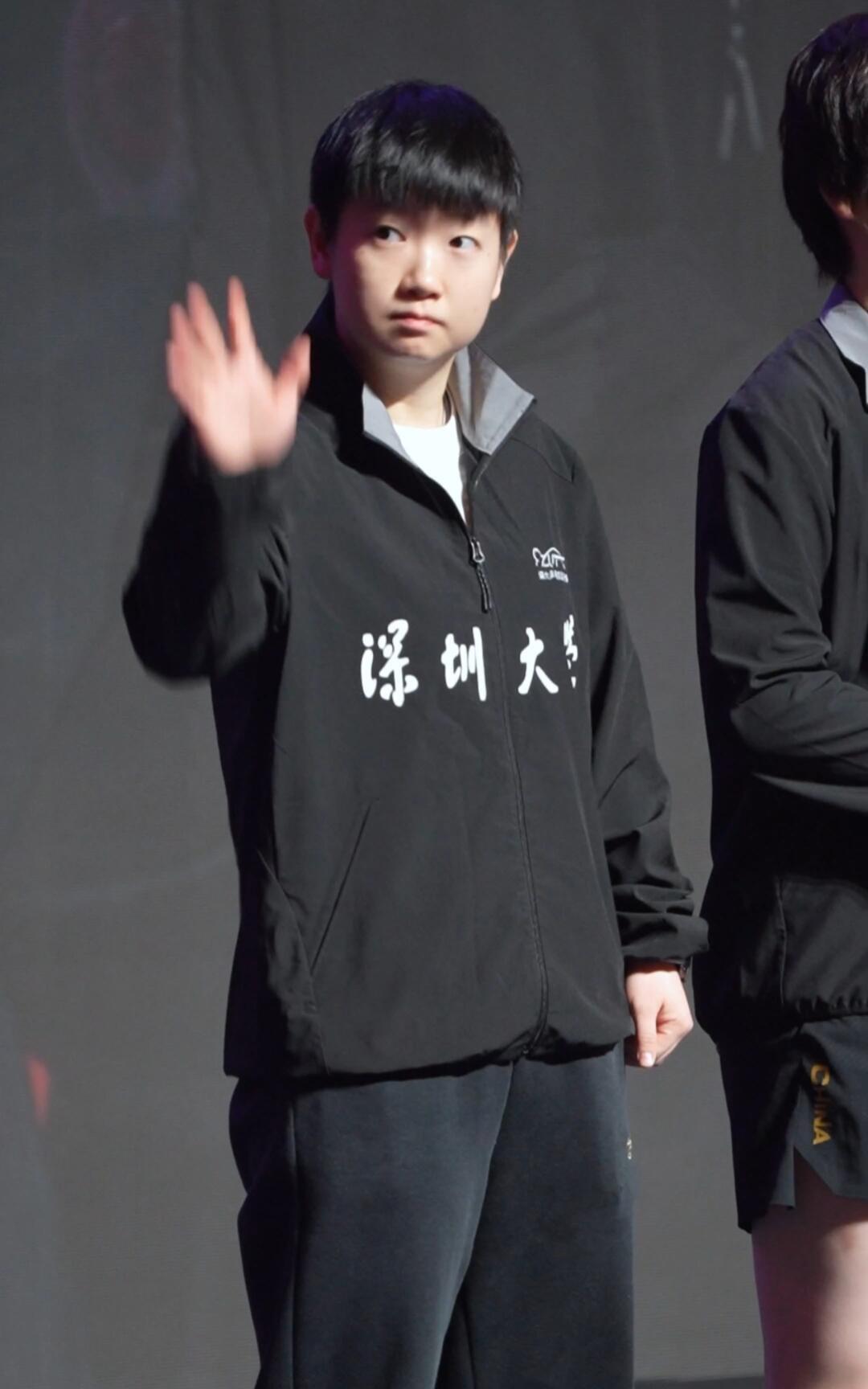 孙颖莎新出场，来坐班就是稳，小太阳走路自如干练，超级棒的小莎！
莎莎一脸若有所思