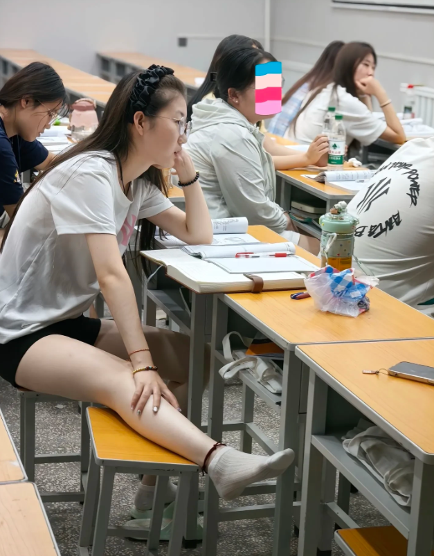 大学课堂里一个人占两座，这种做法好吗？