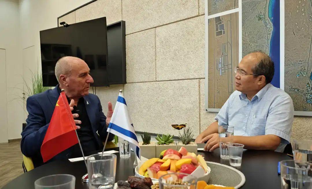 2025年8月4日，肖军正大使访问以色列埃拉特市，与市长兰克里就中以人文交流、地