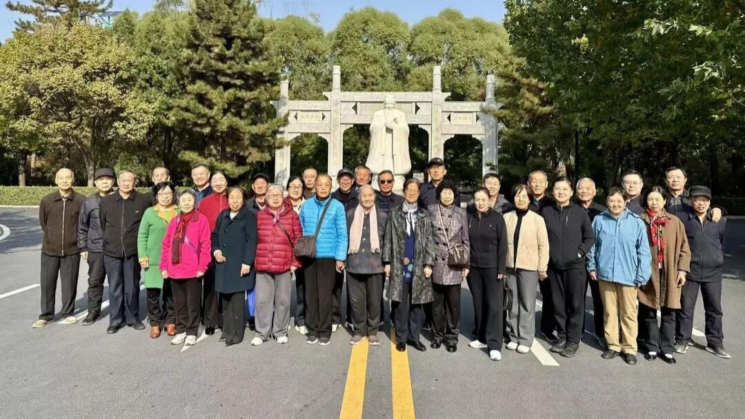 『重阳金辉洒·敬老情韵长』忻州一中开展重阳节敬老活动