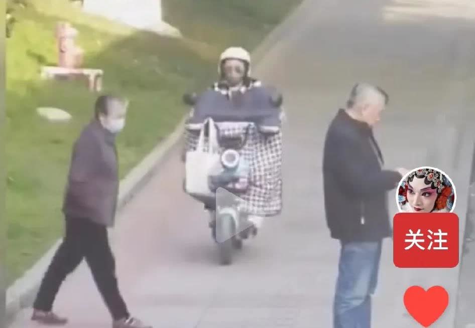 遇这麻烦事，是谁的责任。
一女子骑车在路上正常行走，路边一大妈突然起步横过马路