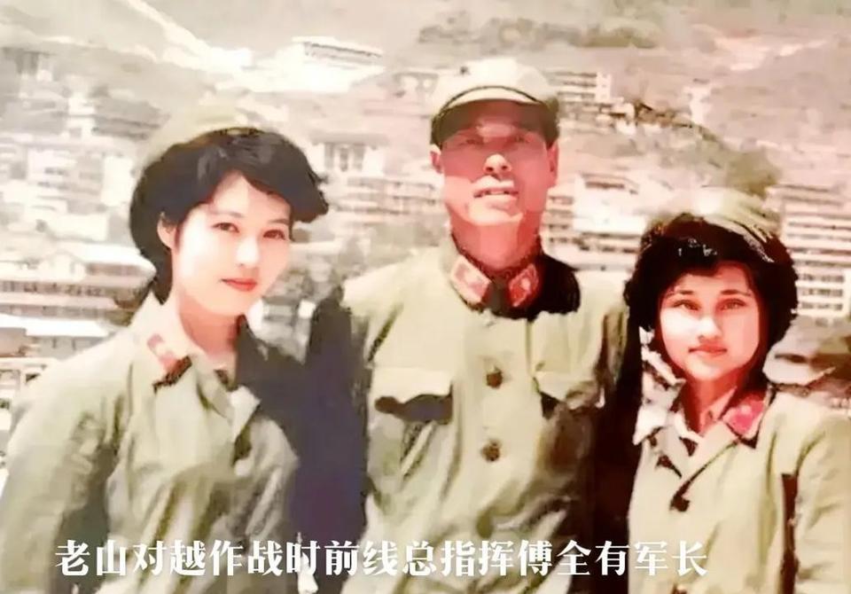 这是老山战役时，著名的傅全有将军与两名漂亮女兵的合影，可令人万万没想到的，是这两