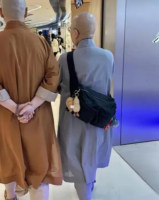 商场里看见两位师傅
除了身上的衣服不值钱
其他的都是高档货[快哭了]