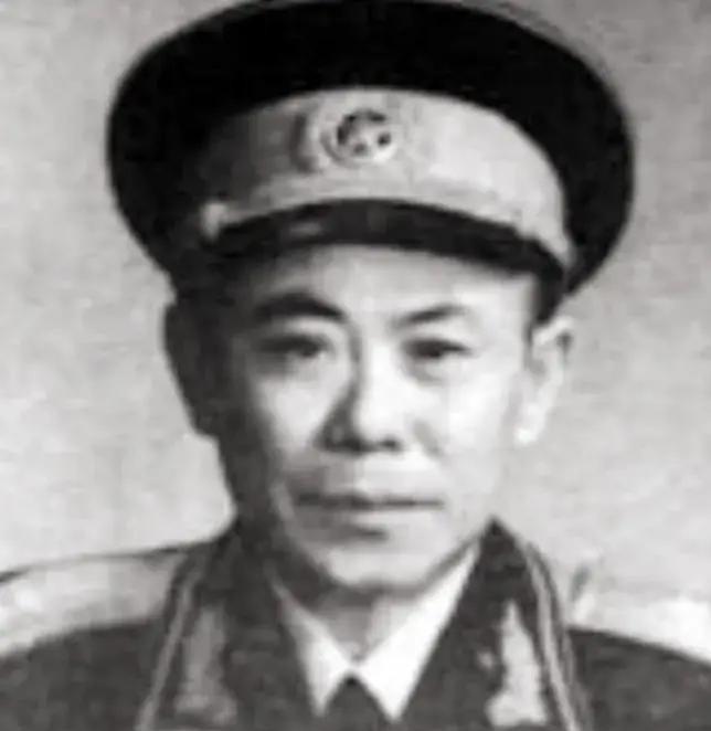 1980年，江苏省军区副司令在上海看病，期间在一家食堂吃饭时，服务员看副司令穿着