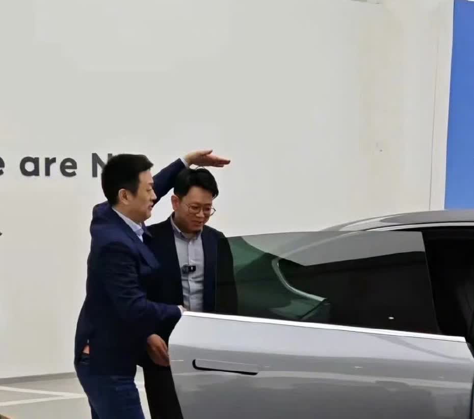 李斌给车主交付蔚来新车。
这姿态，够可以了吧？