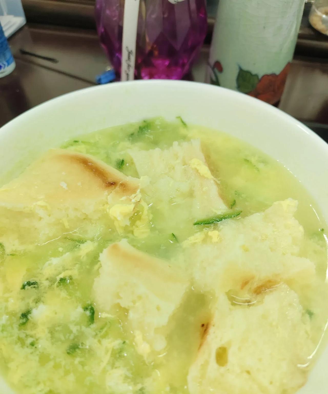 今日之早餐，胆战心惊，有惊无险！
昨天晚上，老板娘住在公司没有回家。今天早上，叫