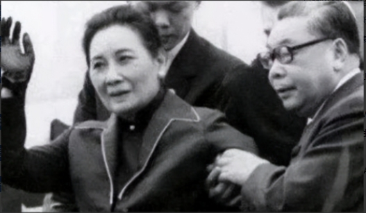 1975年，蒋刚咽气，比蒋经国只大12岁的宋美龄就想独揽大权，没想到，一向憨厚的