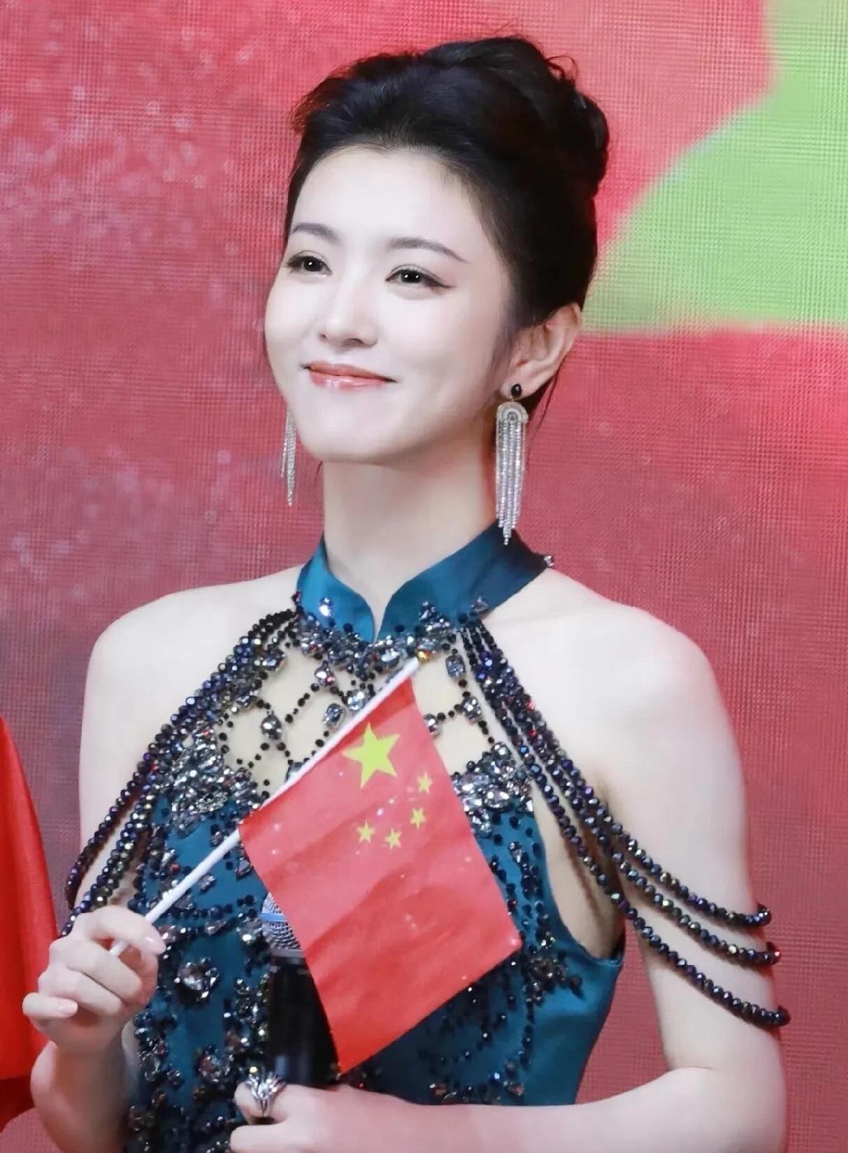 长的这么好看，怎么就不出名呢？她气质佳，颜值又高，一双迷人的大眼睛，五官精致，很