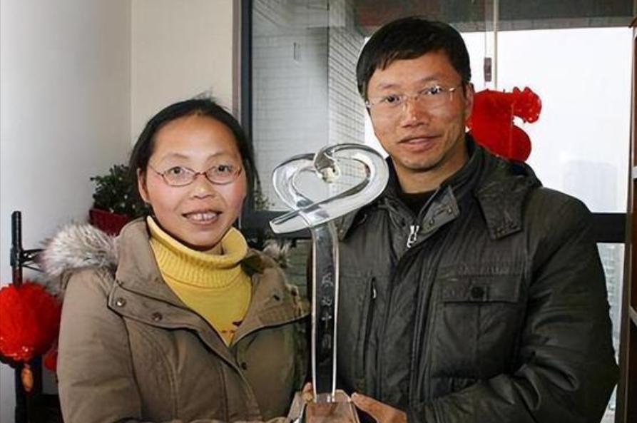 2001 年，一老师去康定支教，他在上面喊得嗓子都哑了，孩子们却在下面交头接耳，