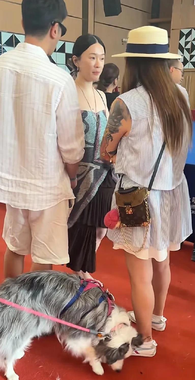 霍思燕杜江夫妇真是宠狗达人！
又愉快的去参加宠物展！
每次带着自己狗狗出门都满脸