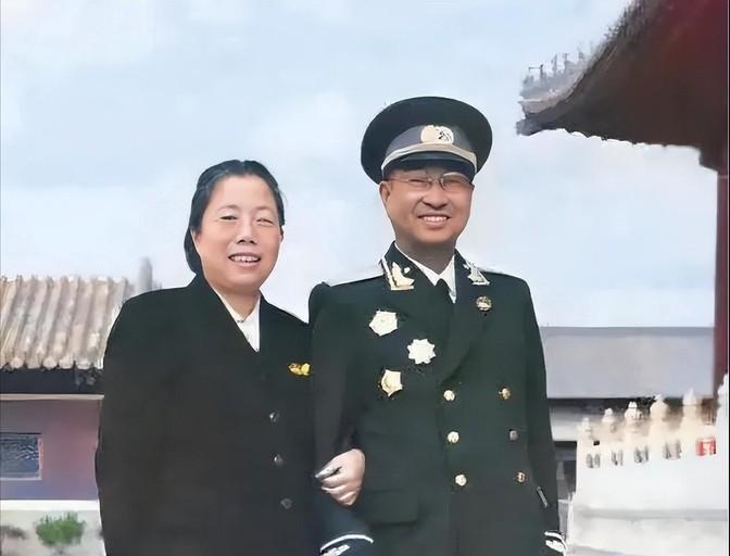 1955年9月27日，陈赓刚从紫光阁授衔仪式上走出来，没回家，也没去军队，只带着