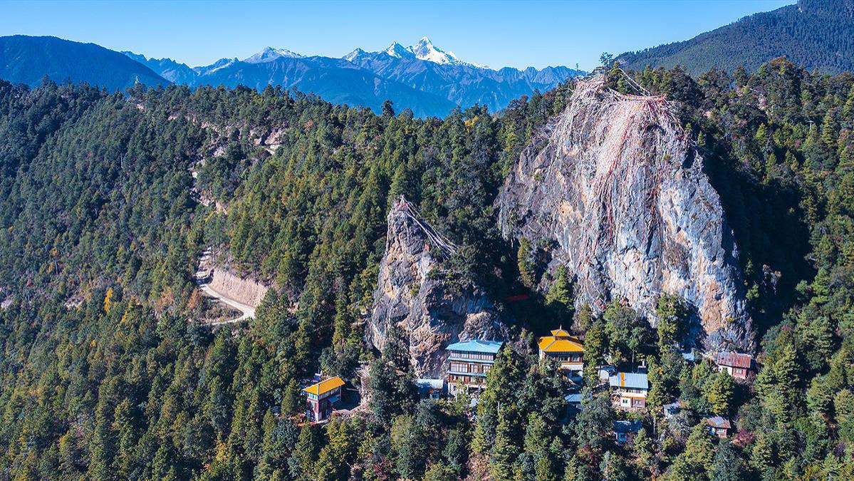 雪岭之下静土，在澜沧江峡谷之上，与梅里雪山对望的崩贡寺