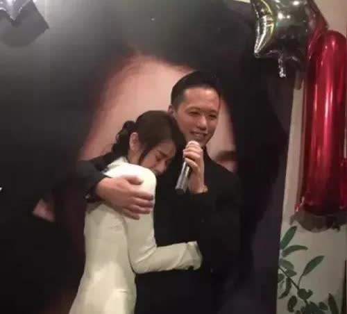 十年婚姻成为笑话，模范夫妻原来只是演给我们看的。香港女星胡杏儿此时此刻是痛哭流涕