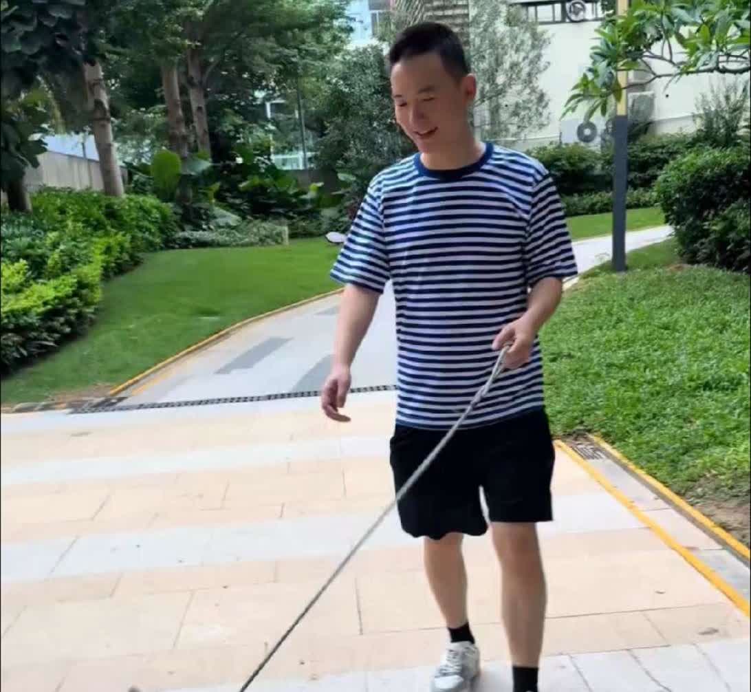 深圳街头偶遇谢浩男遛狗，狗狗叼着牵引绳跑成小火箭。
阳哭开朗爱赶海的大男孩。