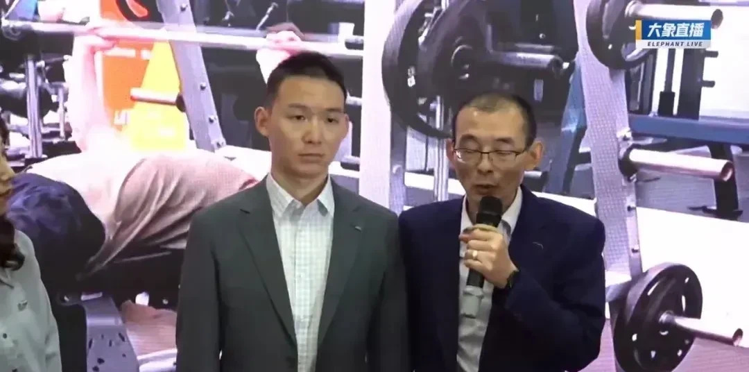 谢浩楠摘口罩露真容气质佳











我滴个乖乖！谢浩楠竟然摘口罩了！