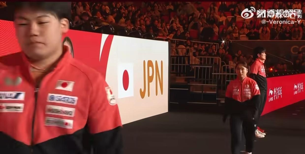 今晚混团赛发生一段小插曲。
当日本队站在场边等主持人念名字进场时，主持人把所有运