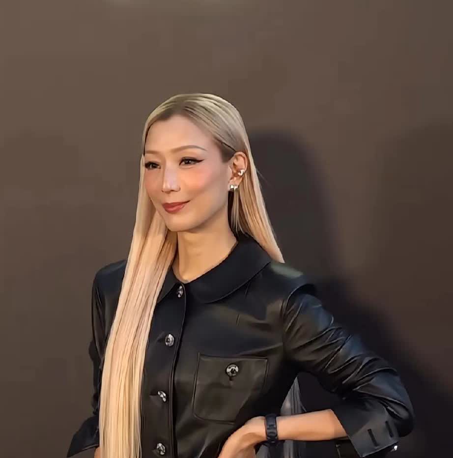 郑秀文金色长发太美丽，这是年过半百的样子吗？

她是真的很自律，甚至曾经锻炼