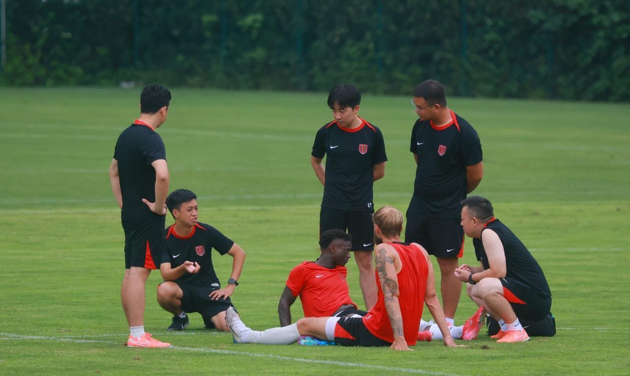 关于卡隆的伤情，成都蓉城应该出一个正式的通告。
伤得如何？本赛季是否能重返赛场？