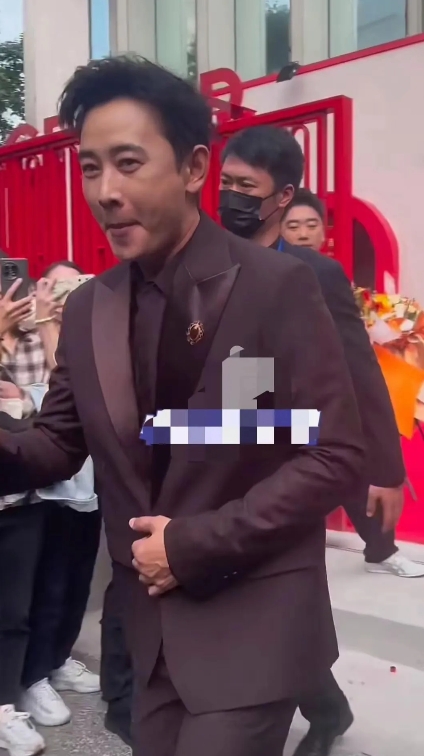 罗晋线下现身与电视形象差异大，但身高身材优势显，44岁保养如少年，事业家庭双丰收