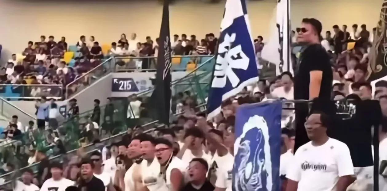 看来眼镜男带动的一系列嚣张跋扈行为已经无可避免的会遭到处罚！确实，罪不及家人！这