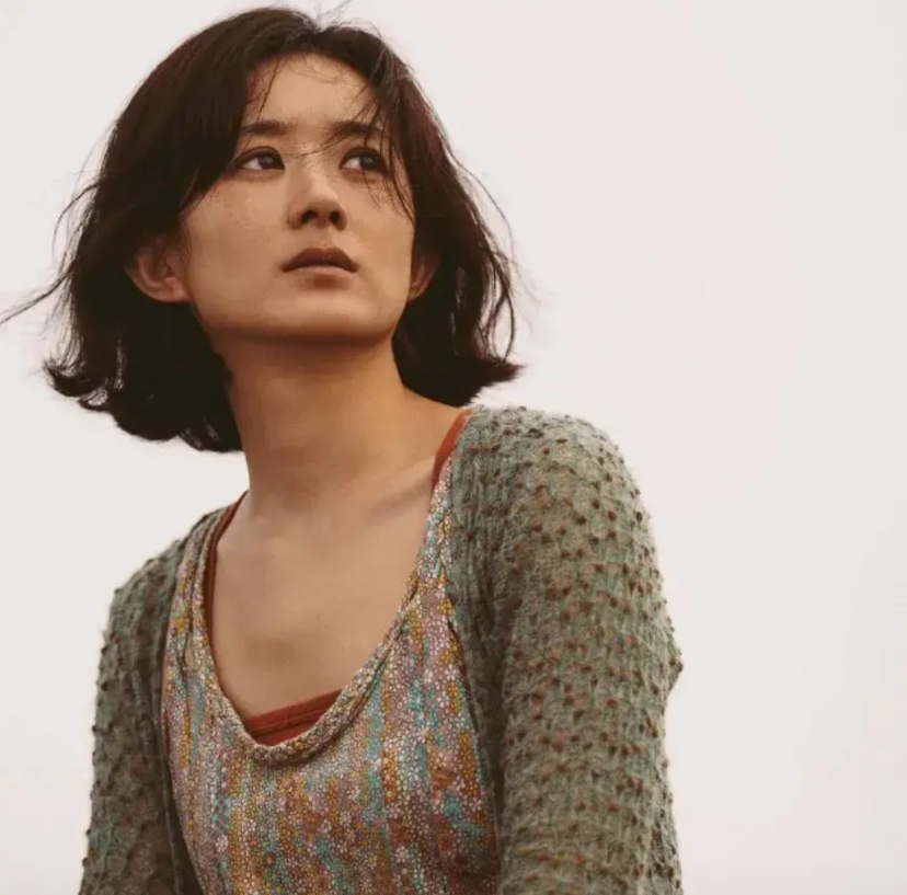 看了《向阳·花》，

才知道赵丽颖为什么离婚了！

这个看上去温柔甜美的女人，骨
