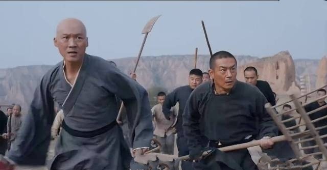 山东广饶县上百名农民手持棍棒，将县长活活打死，制造了轰动一时的“民杀官”案。

