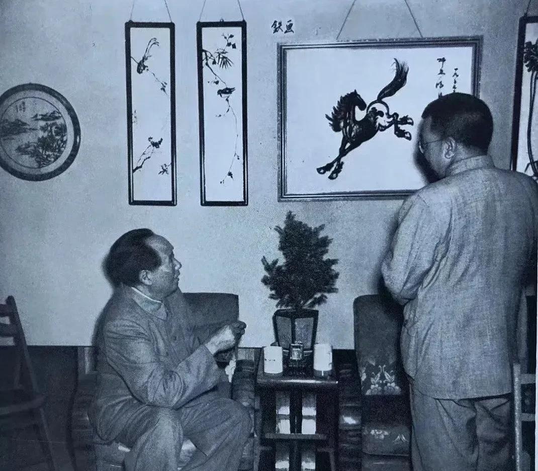 1953年，毛主席欣赏铁画《奔马》，瞧这气势，气吞万里如虎。
1953年，毛主席