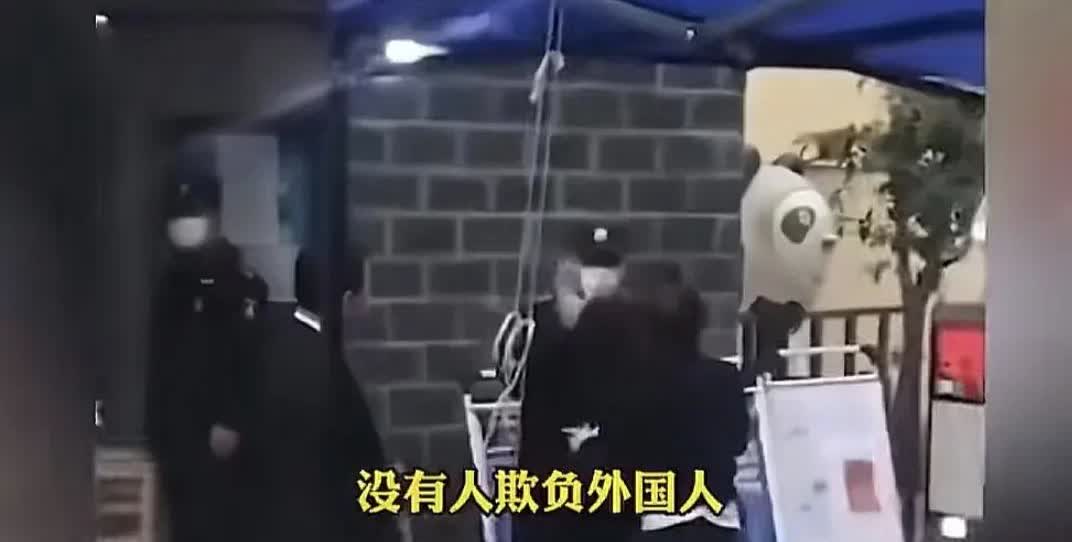 解气！
在我们中国国土上
轮不到你们撒野

一女子开车进小区搬家，被保安