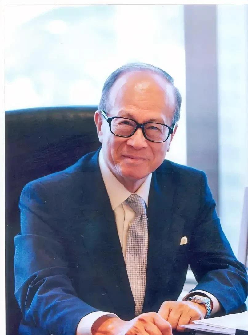 李嘉诚看似赢了，实则输了
李赢诚卖港口一把赚了220亿美元，当时消息一公布股价马