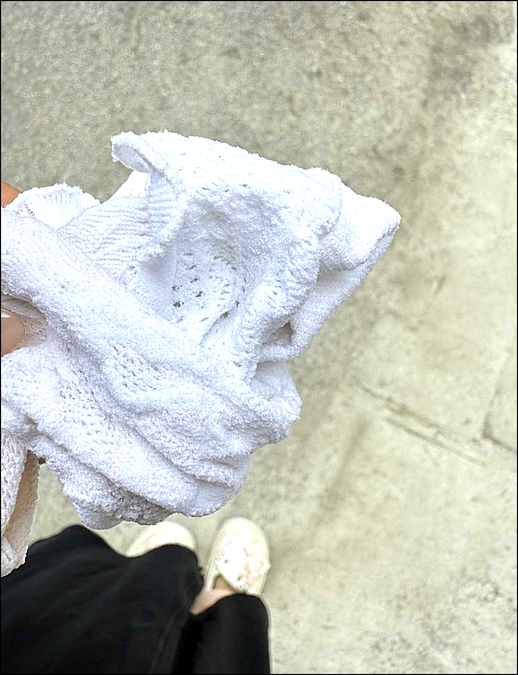 悄悄把袜子脱了拿手里，谁惹我我塞谁的嘴里啊哈哈哈哈哈