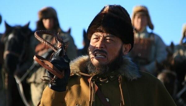 1942年，青马师长韩起功被撤职，带着巨款回乡。



秋风瑟瑟，湟水河畔，一支