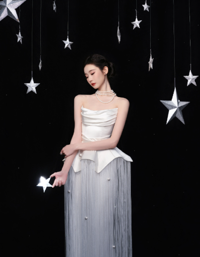 张艺凡这顶帽子也太有想法了吧！流苏垂下来氛围感直接满格，像从画里走出来的仙子，这